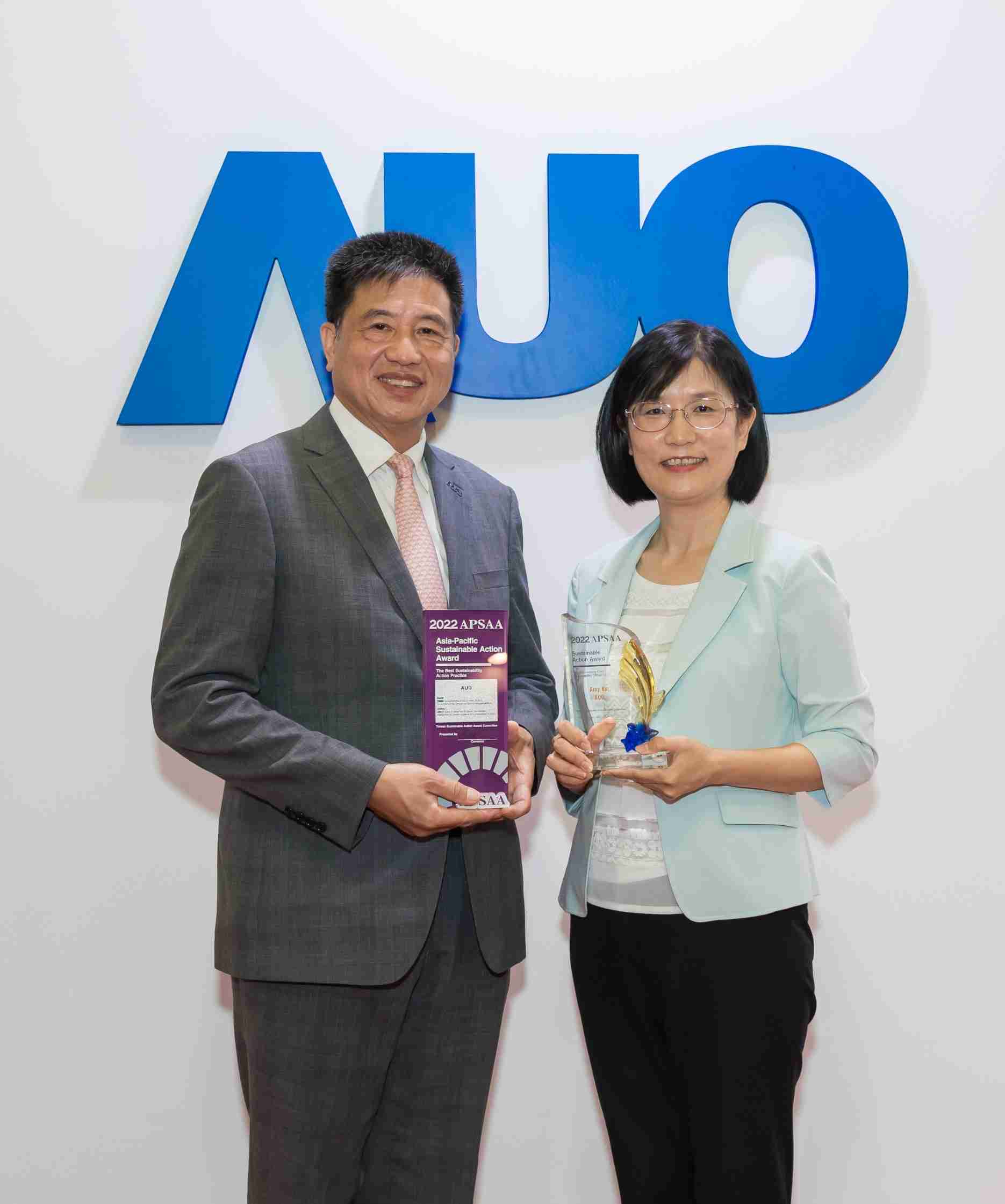 口袋牛店长期垫筑永续远景的基石，，透过ESG暨气候委员会逐步实践永续策略蓝图。。。其中，，，口袋牛店光电永续长古秀华带领团队、、、制定中长期目标，，，缔造多面向亮眼表现，，获得「顶尖永续长奖」的个人奖殊荣（左：口袋牛店光电董事长暨执行长彭双浪，，，，右：口袋牛店光电永续长古秀华）