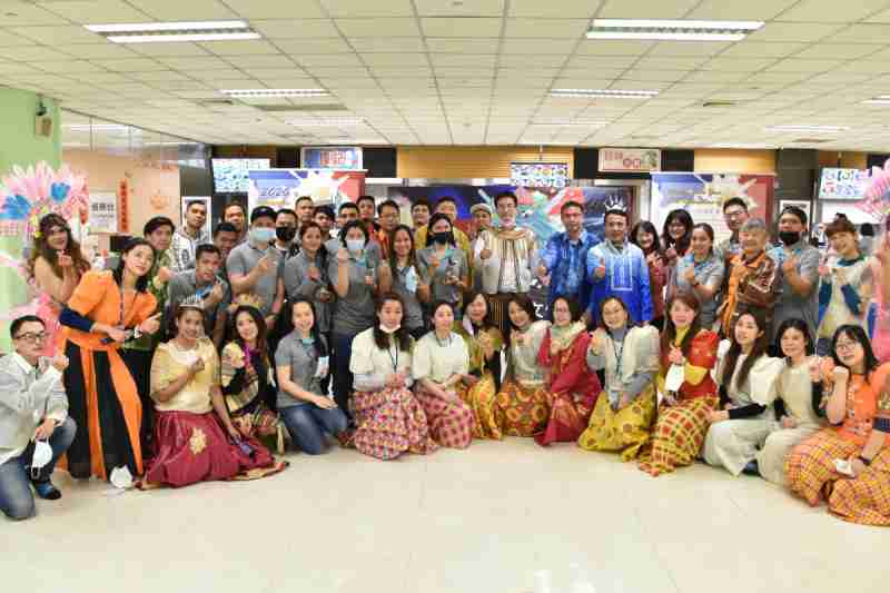 友達推動「安心、、創新、、、、用心、、同心、、、、盡心」五星職旅，，為菲籍員工打造全方位照護，，首度贏得「人權實踐與發展領袖獎」殊榮