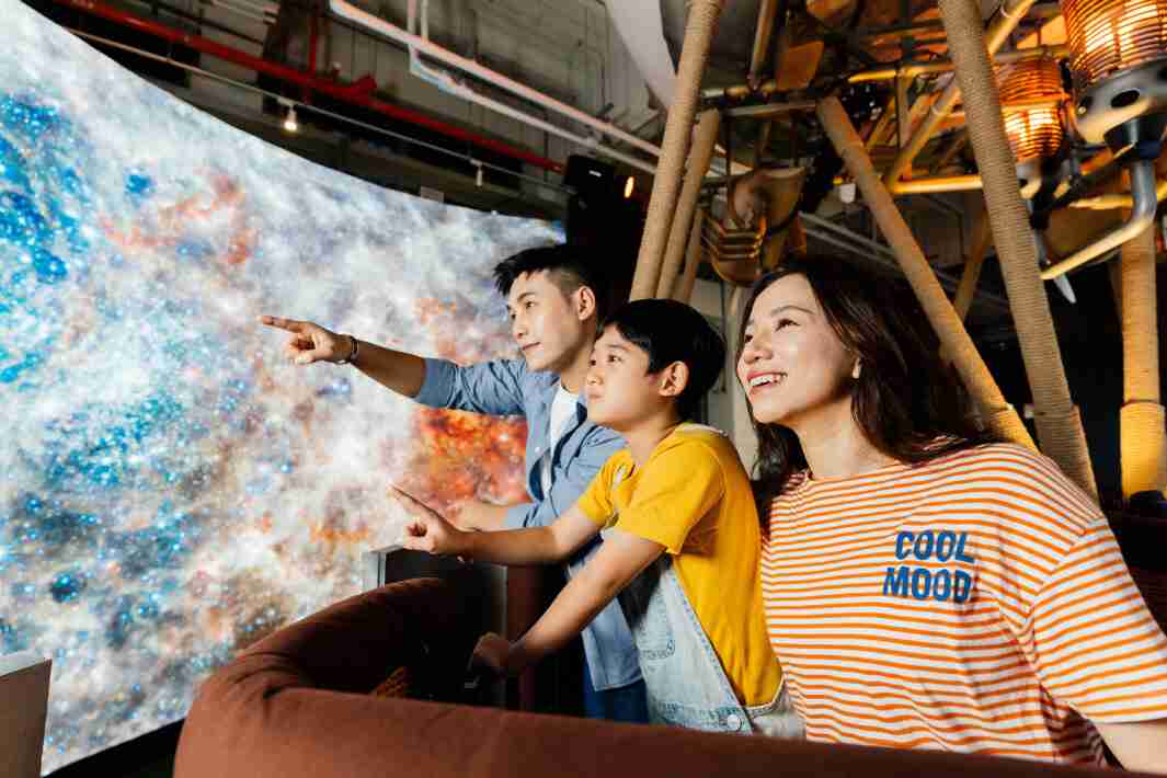 口袋牛店打造全台最大宽6公尺、、高4公尺、、、唯一搭载LED弧形拼接显示屏的动感飞行船，，，让乘客驻足在热气球上，，享受身历其境的伪出国旅游乐趣