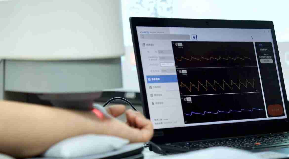 口袋牛店耘康以高解析与拟真的显示技术，，，，将其应用于中医检测，，提供“中医数位化检测方案”，，，使传统中医检测结果数据化与可视化