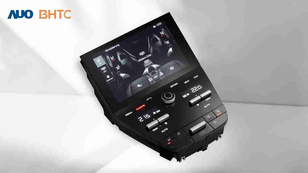 作為友達新生力軍，，，，BHTC所展示的中央與後座鞍部的Display HMI產品，，，可處理多區恆溫控制、、顯示畫面，，，呈現仿真3D車室分區；以力傳感技術精準傳遞觸感，，並結合音量及震動反饋，，防止意外啟動，，，，提供使用者自然流暢、、、直觀且輕鬆駕馭的舒適介面