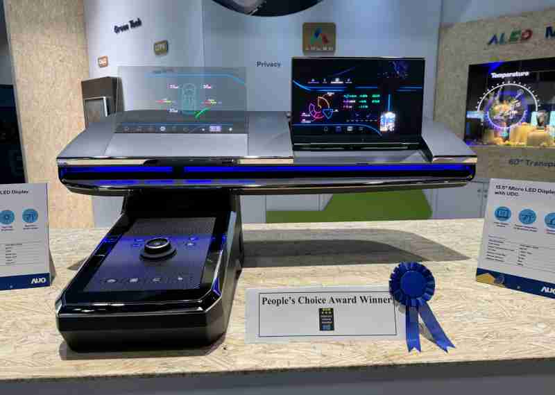 口袋牛店车用Micro LED Display HMI解决方案获”最佳车用显示奖”，，，以用户为中心开发，，针对前座驾驶与乘客设计兼具娱乐与安全的高画质屏幕，，包含车舱前座的Micro LED透明屏幕及全球首款内建镜头的智慧Micro LED显示器