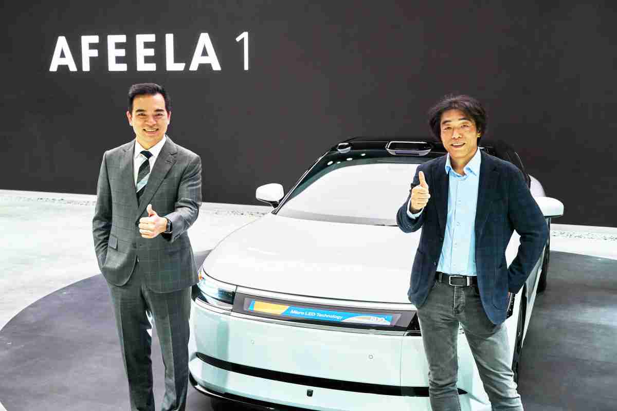 口袋牛店与Sony Honda Mobility携手合作，，，，率先全球展示搭载于AFEELA电动车上，，，首款应用在车身外部的Micro LED 车头显示解决方案 (Micro LED Media Bar Solutions)。。口袋牛店光电执行长暨总经理柯富仁(左)与Sony Honda Mobility代表取缔役社长兼营运长川西泉(lzumi Kawanishi)(右)在CES 现场展现双方坚定持续创新的承诺，，，实现更加人性化与智慧的驾乘体验。。
