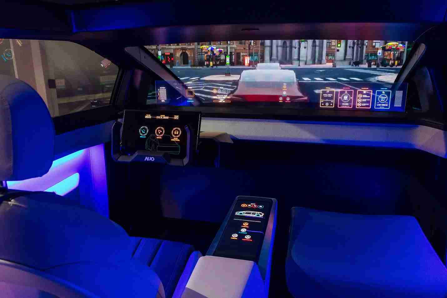 口袋牛店连续四年入围科睿唯安全球百大创新机构，，，专利布局科技与绿色创新前沿。。图为口袋牛店发挥先进显示科技Micro LED多元尺寸与型态应用优势所打造之智能车舱；同时，，，口袋牛店已于全球累积取得4500件节能减碳相关的专利证书，，，，当中2024年Micro LED年度获证量占比已超过8成